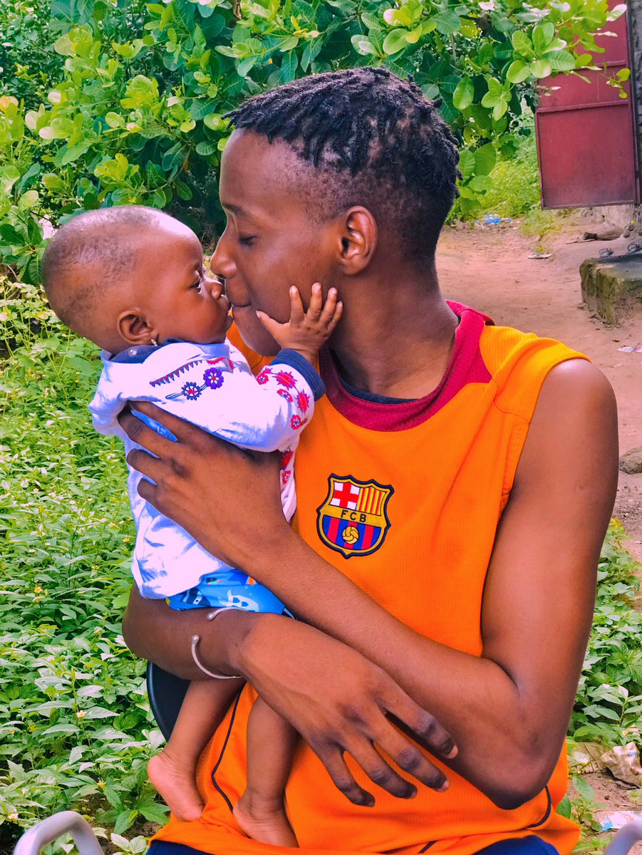 EbrimaKruball20's tweet image. Here is the photo ✌️of me and my cousin sister😊 baby 👶🍼 she is very friendly ❤️ she always like 😊 to be next ✌️ to me all the time 👍 I always 😊 appreciate having fun with her