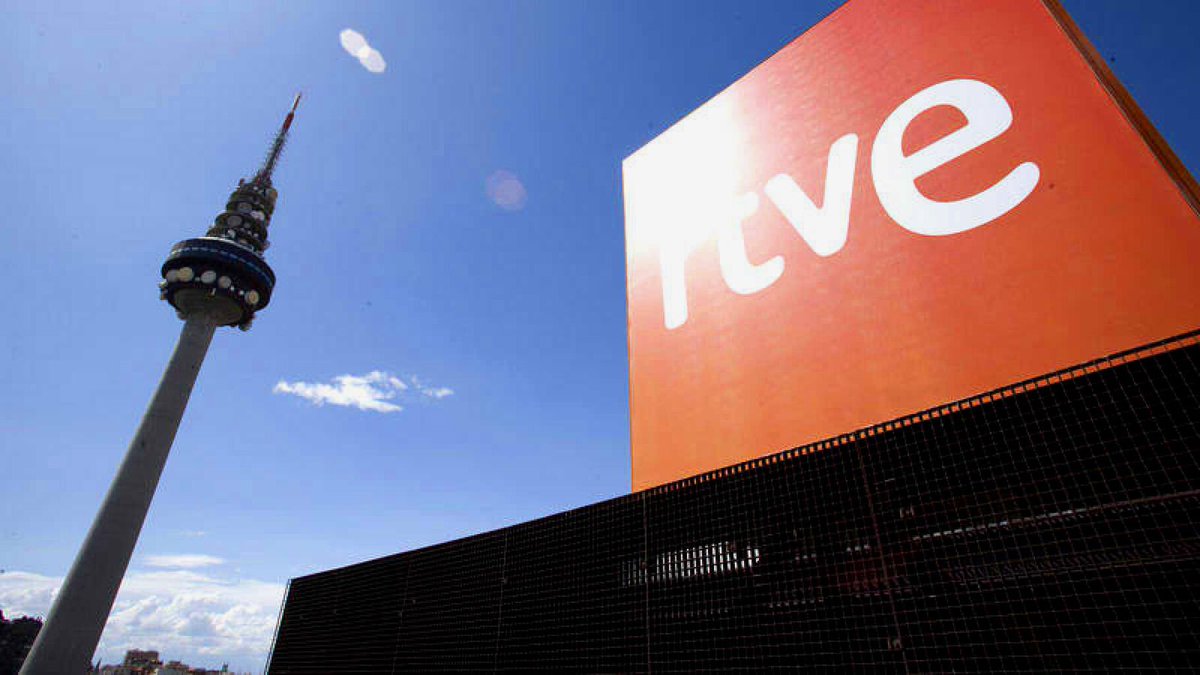 🔴 [ACTUALIZADO] Sus compañeros le muestran su apoyo:

Multitud de trabajadores de RTVE han publicado en Twitter mensajes de apoyo a Isabel Cacho bajo las etiquetas #YoConIsabelCacho y #DefiendeRTVE

Lee aquí la noticia 👉 vertele.eldiario.es/_8847421a