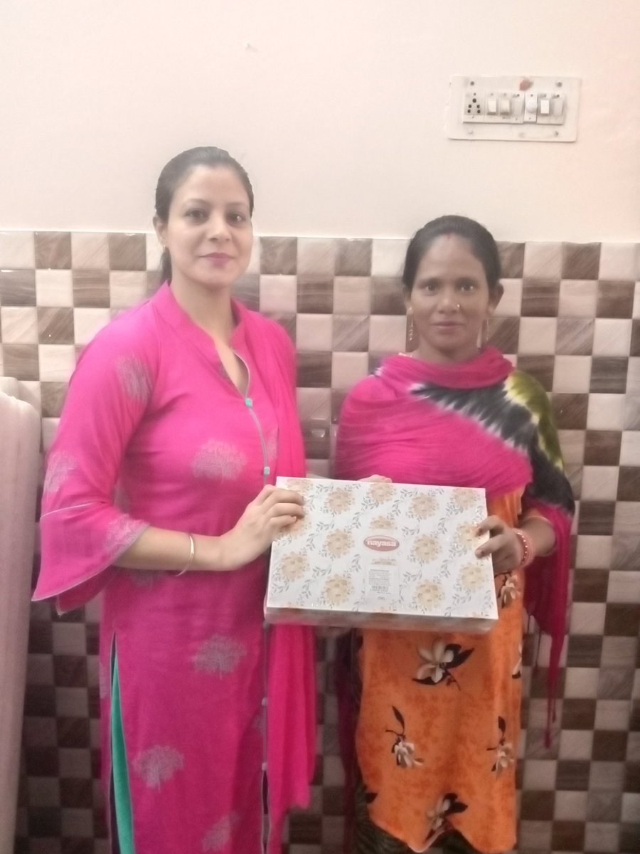 mkrana4580's tweet photo. @Vivo_India #BIMLA is one of those sincere maids, who loves doing their jobs with full honesty. In return, this Diwali I'll give her 10000/- as bonus, my hubby is gonna sponser her kids education too.
#SmileWalaDiya 
#DelightEveryMoment
@Vivo_India 
@DSRana1275 
@gsrana4580 
@chilled_Sup https://t.co/AaZr3cD0yy