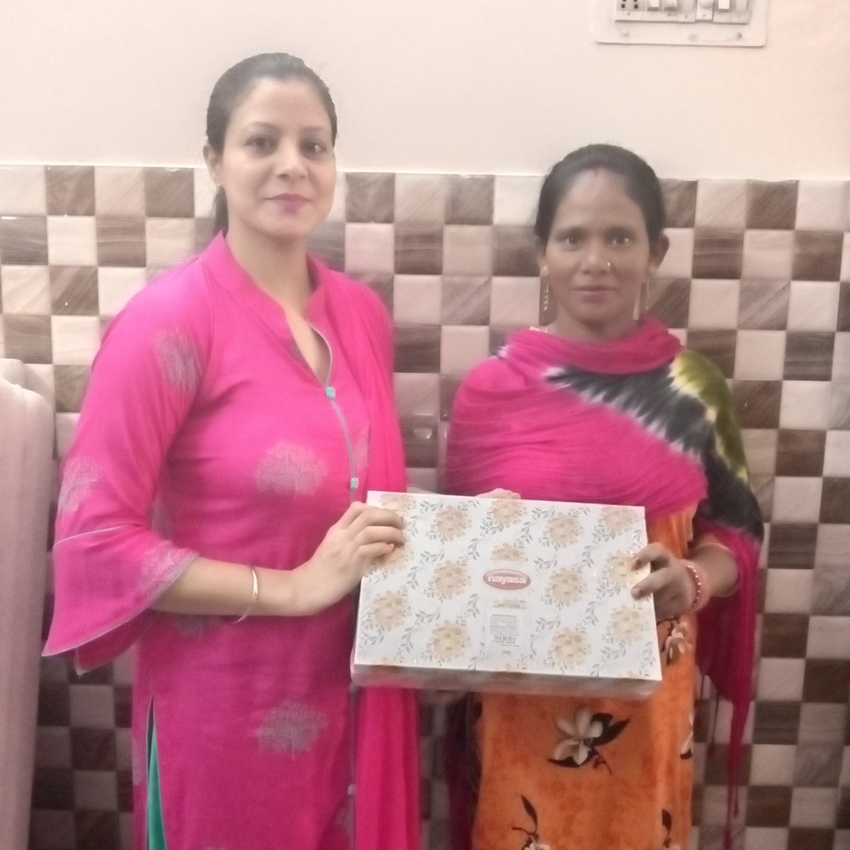 mkrana4580's tweet photo. @Vivo_India #BIMLA is one of those sincere maids, who loves doing their jobs with full honesty. In return, this Diwali I'll give her 10000/- as bonus, my hubby is gonna sponser her kids education too.
#SmileWalaDiya 
#DelightEveryMoment
@Vivo_India 
@DSRana1275 
@gsrana4580 
@chilled_Sup https://t.co/bNfHqjWbJW