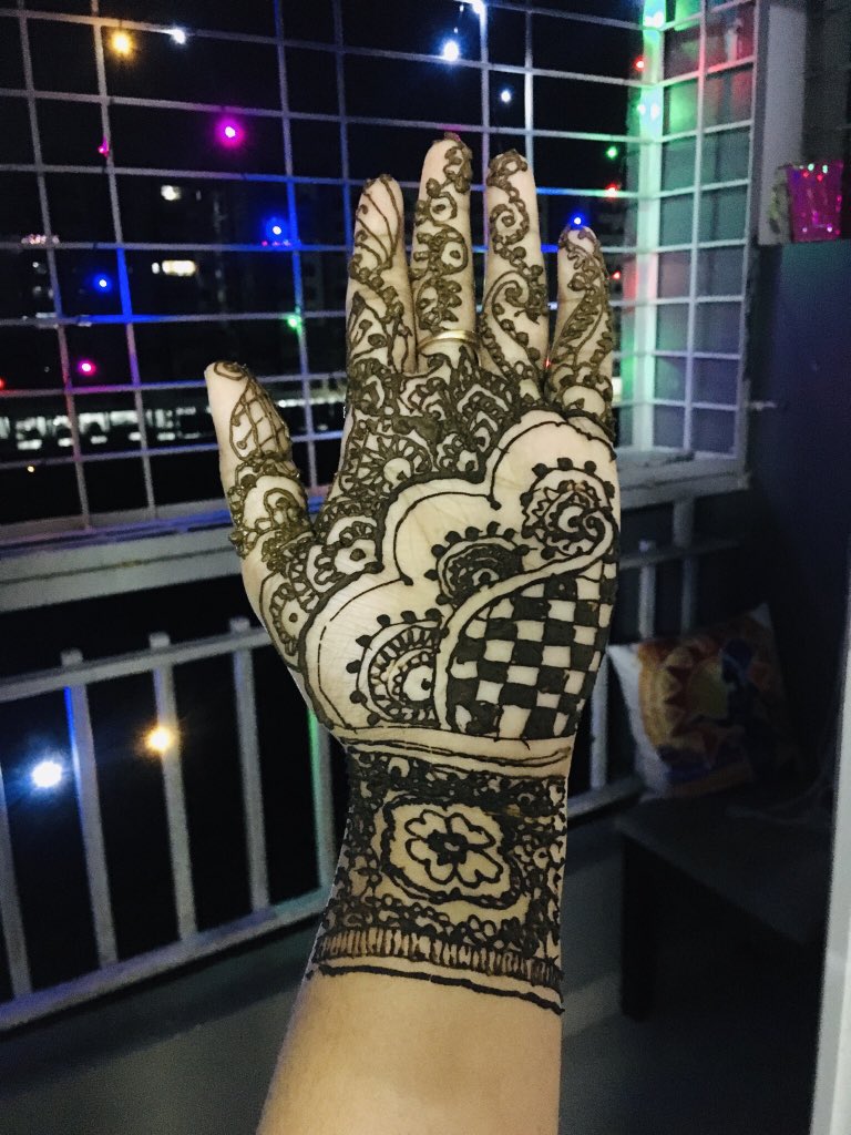 Madhuri02529035's tweet photo. Good night #FestivalofLights #loveformehandi #mymehandiart😍 https://t.co/jh3nUaRXt9