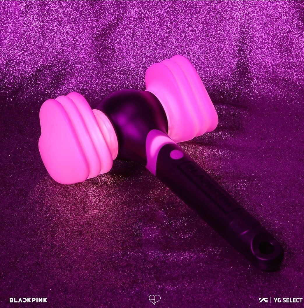 UkpopN's tweet photo. Hj saiu mais fts da nova versão do lightsitck do bp. Olha que bonitinho
#BLACKPINK #LIGHTSICK https://t.co/rfsQtMndiV