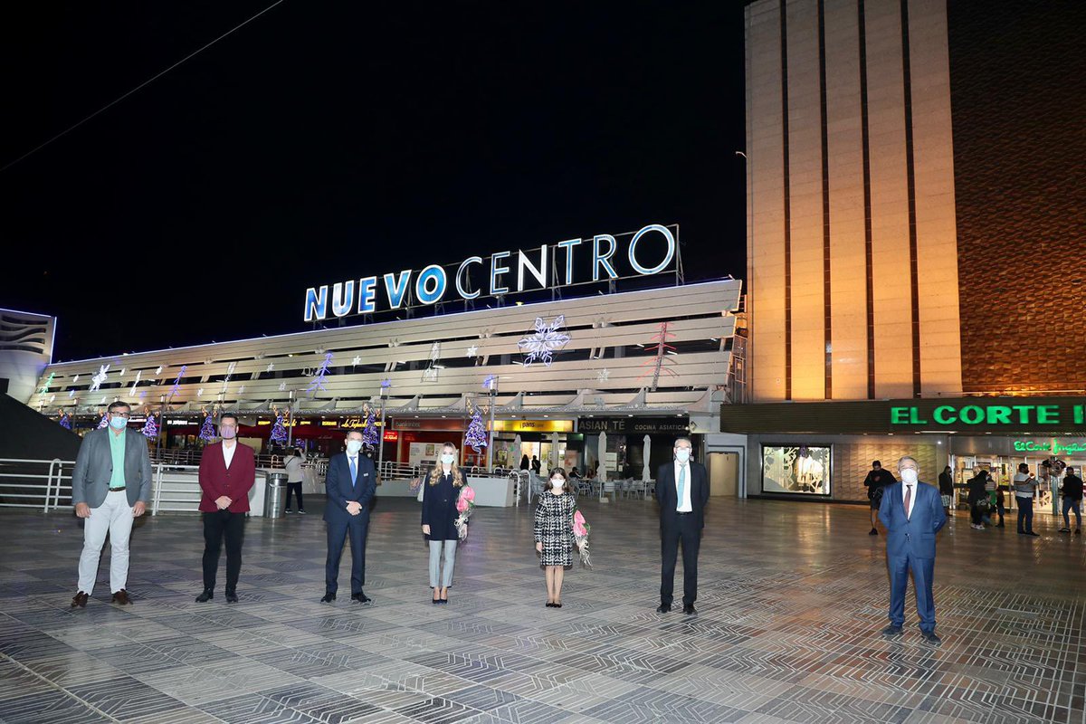 JCF_Valencia's tweet image. 💡🎄 Amb les Falleres Majors de València, Consuelo Llobell i Carla García, i el president de @JCF_Valencia, @carlosgaliana, assistim a la inauguració i l’encesa de les llums de Nadal de @CC_Nuevo_Centro. 

#Falles21 #LesFallesSomResponsables