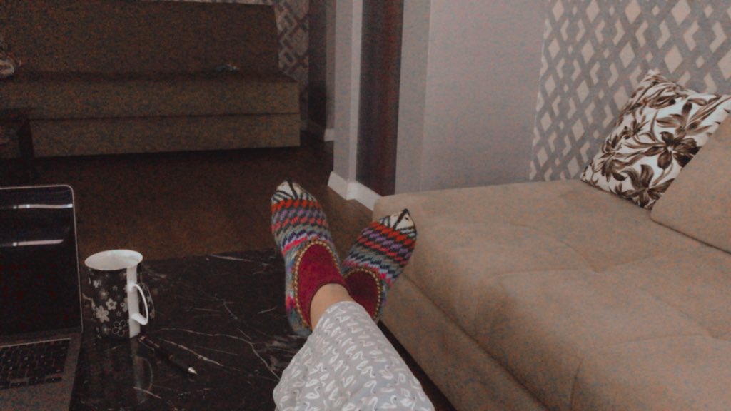 Babaanne yadigarı 🌈                                                    Minik açıklama: Neden patik emojisi yok? Acilen yapılmalı.