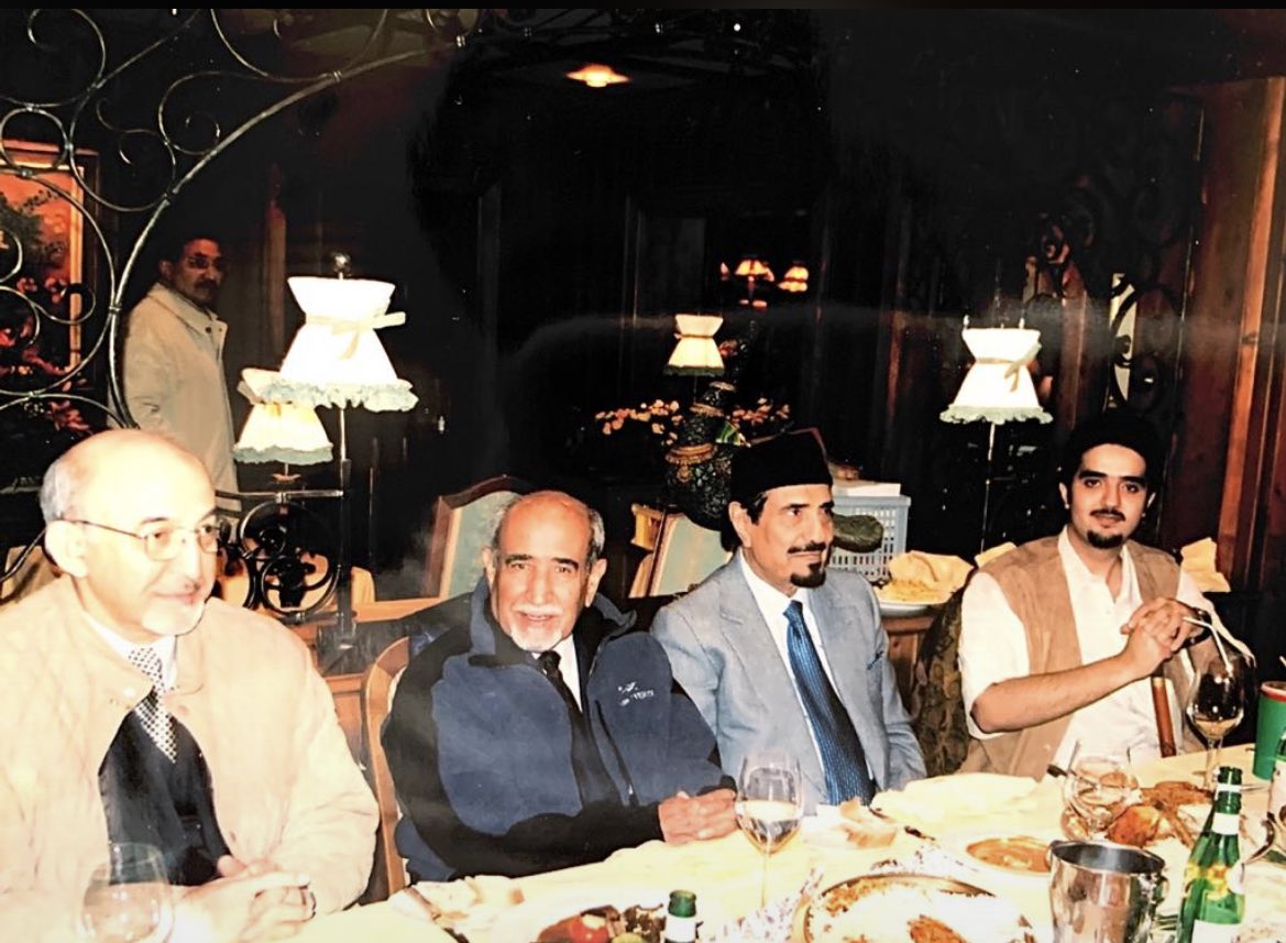 KhaledALibrahim's tweet image. الامير #عبدالعزيز_بن_فهد بن عبدالعزيز
حفظه الله ورعاه 
وبمعيته محمد النويصر رحمه الله رئيس الديوان الملكي ، و د. عبدالعزيز الخويطر ، و د. اسامه فقيه وزير التجارة ورئيس ديوان المراقبه العامة