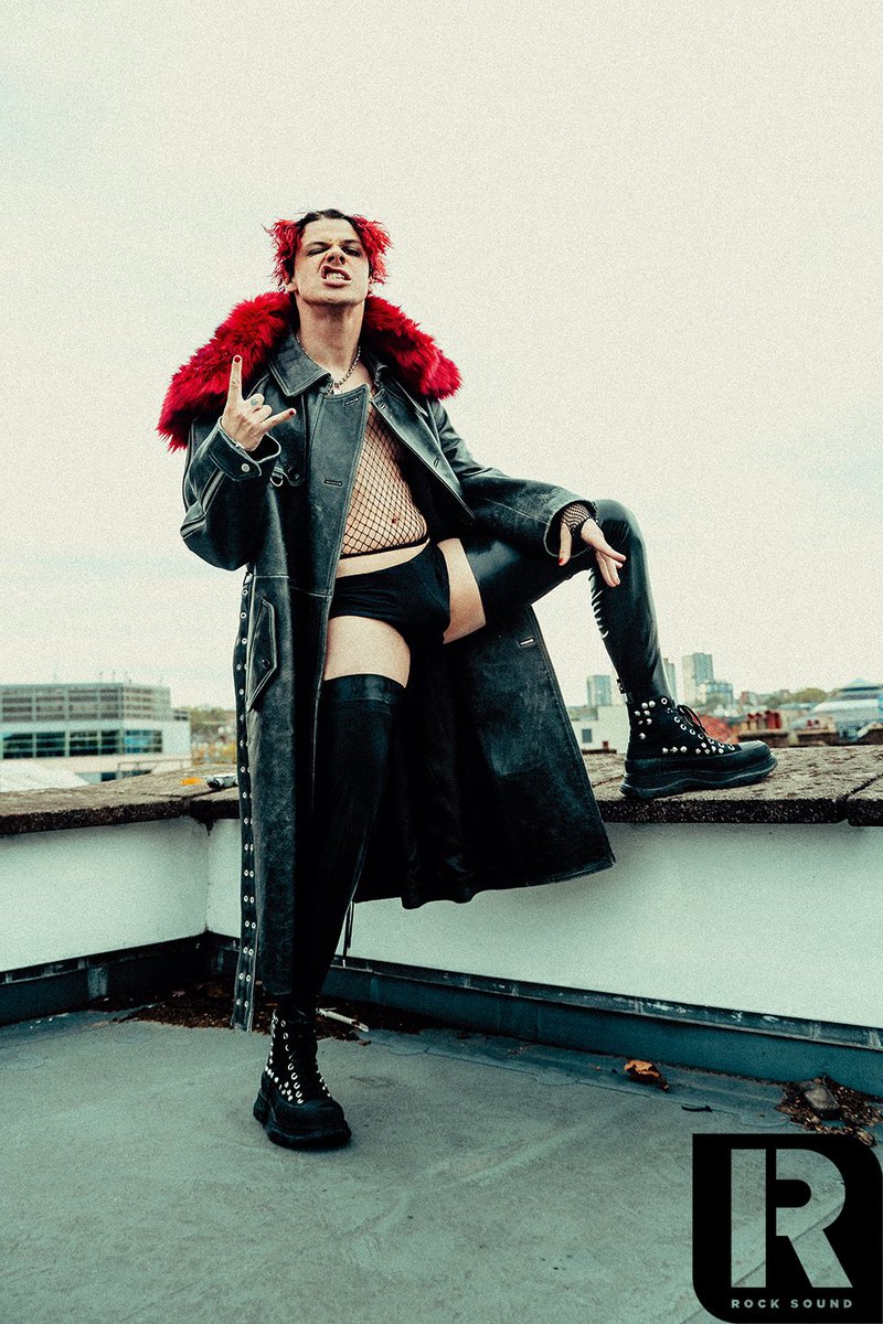 yungblud's tweet photo. mad love @rocksound 🖤🧷🖤 https://t.co/piejLz2T1S