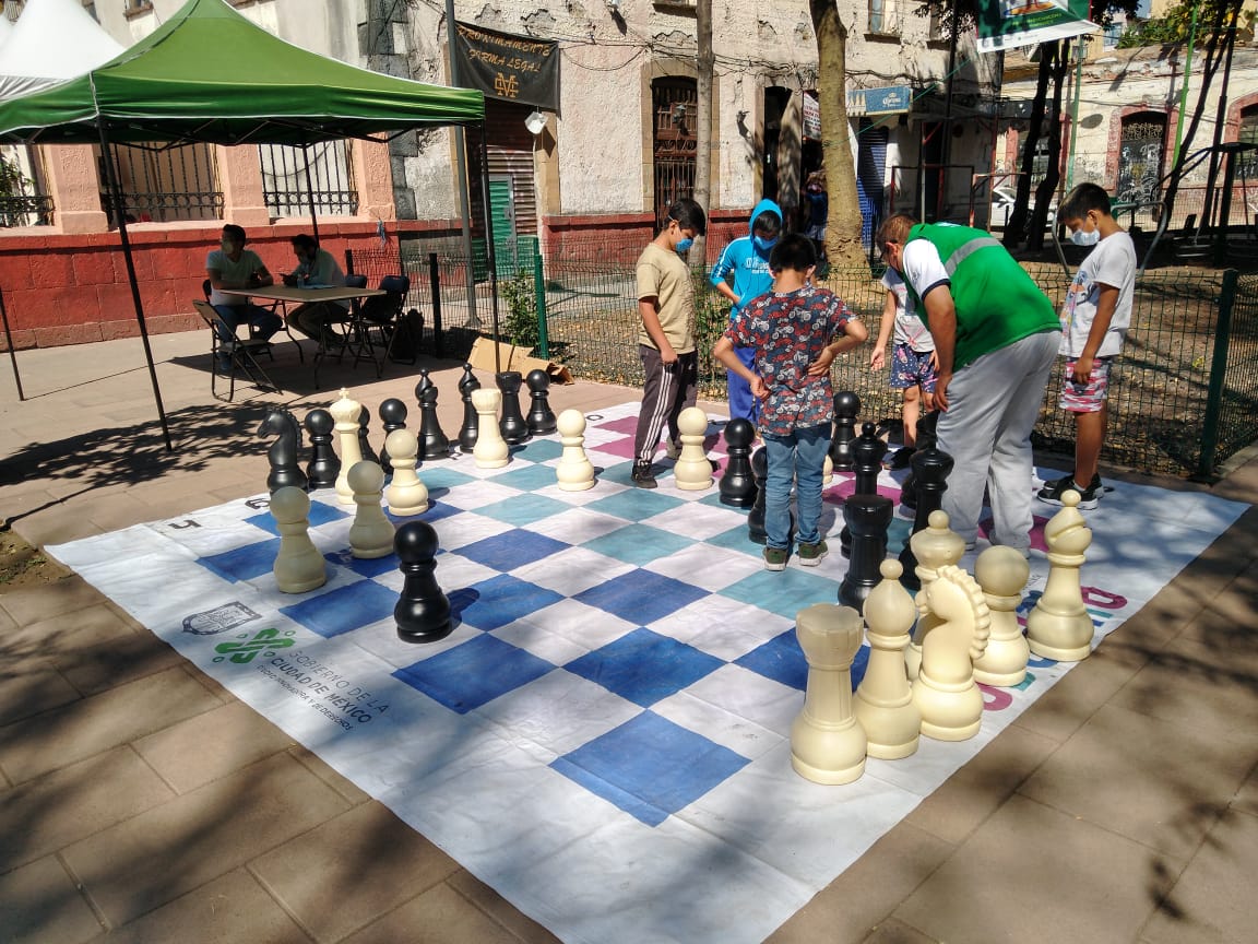 CdmxPilares's tweet photo. Conoce #Barrioadentro, la estrategia del Gobierno de la Ciudad de México para atraer a los jóvenes a actividades recreativas y educativas, con el objetivo de alejarlos de actividades ilícitas. #PILARESContigo
#BarrioAdentro https://t.co/JtDg3EfyJA
