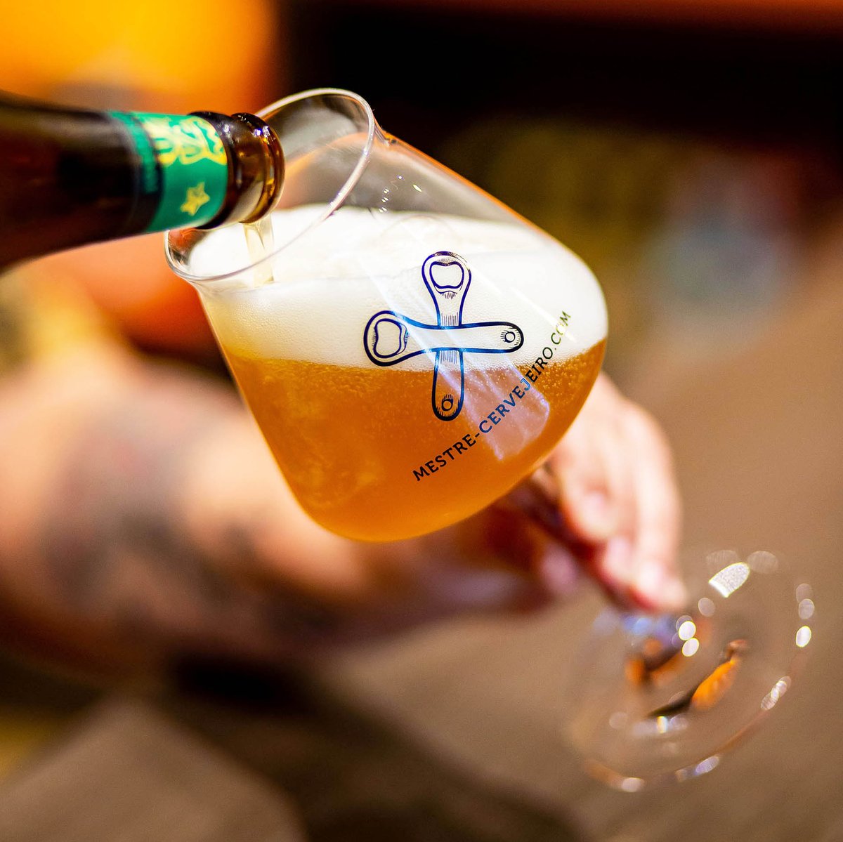 Dica de fim de semana: Gouden Carolus Hopsinjoor

Belgian IPA, isso existe?? Sim, e vale a pena experimentar!

A Gouden Carolus Hopsinjoor é feita pela famosa cervejaria belga Het Anker. Ela tem o dulçor e frutado típico das cervejas belgas, mas com muito lúpulo.