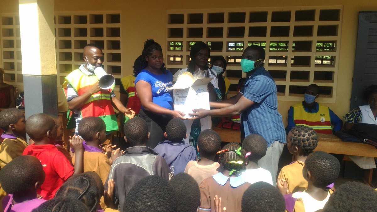 Joel21862345's tweet photo. Remise des dons pour la lutte contre la #Covid19 à l'école primaire publique #febe #village
#stopcovid19
#stopmarginalisation
#leadersocietecivile
#possiblecameroun https://t.co/gmsyZZynwh