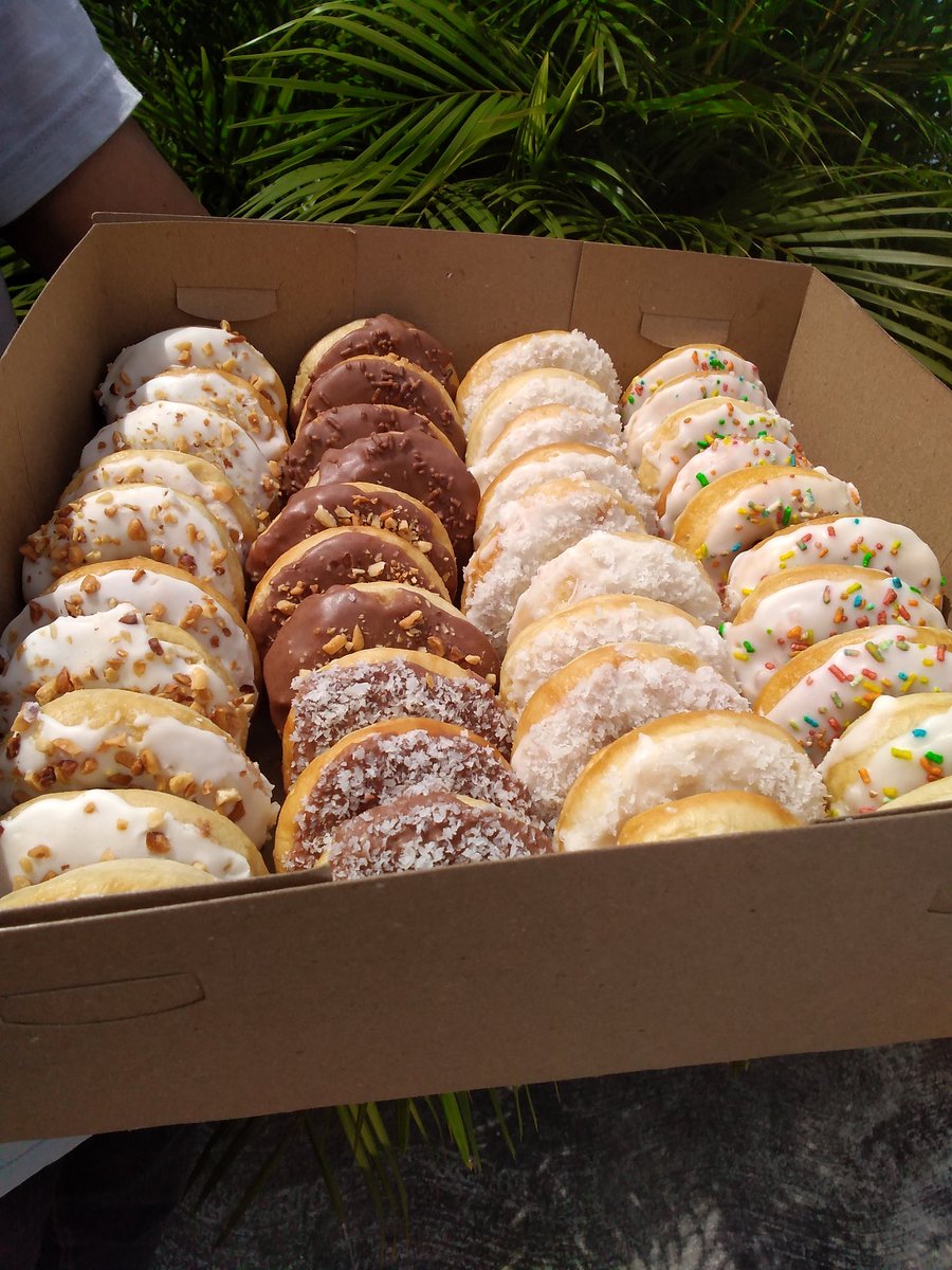 HerminiaJ's tweet photo. Buenas tardes a todos. Tengo un mini emprendimiento de donitas, y me ubico en Valencia- Carabobo. Son 6x2$ y al mayor a partir de 24x6$. IG: reposteria_massazukar 🍩🤩 ayudaría mucho un RT! 🤗🤗 https://t.co/dKUCx1Gyyb