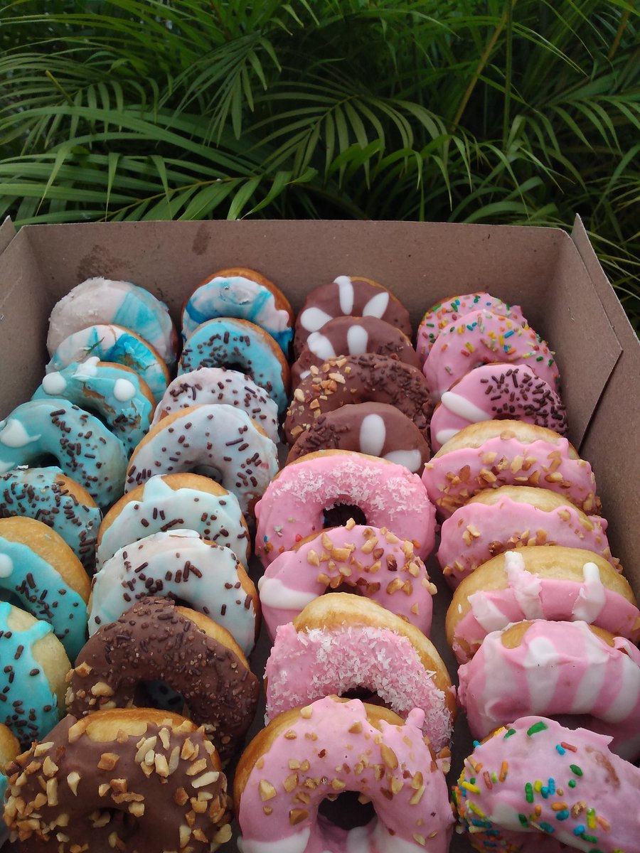HerminiaJ's tweet photo. Buenas tardes a todos. Tengo un mini emprendimiento de donitas, y me ubico en Valencia- Carabobo. Son 6x2$ y al mayor a partir de 24x6$. IG: reposteria_massazukar 🍩🤩 ayudaría mucho un RT! 🤗🤗 https://t.co/dKUCx1Gyyb