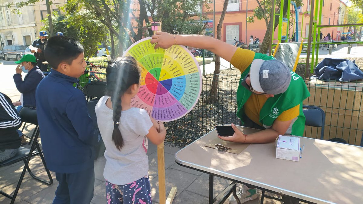 CdmxPilares's tweet photo. El programa #PILARES es uno de los que se integran a la estrategia del Gobierno de la Ciudad de México #BarrioAdentro, en la cual se dará atención a niños y jóvenes que habitan en zonas de riesgo. Se cuenta con actividades de habilidades emocionales, cognitivas y digitales. https://t.co/hB82Cd72Dm