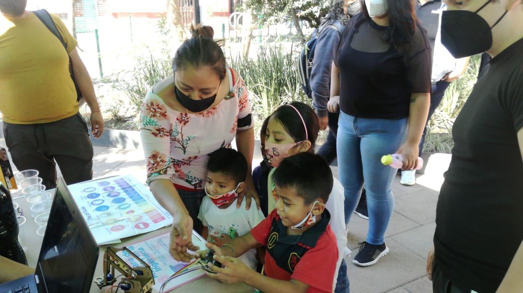 CdmxPilares's tweet photo. El programa #PILARES es uno de los que se integran a la estrategia del Gobierno de la Ciudad de México #BarrioAdentro, en la cual se dará atención a niños y jóvenes que habitan en zonas de riesgo. Se cuenta con actividades de habilidades emocionales, cognitivas y digitales. https://t.co/hB82Cd72Dm