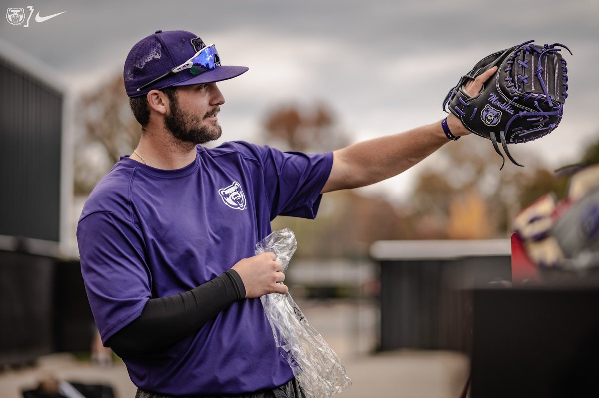 UCABearBaseball's tweet photo. Glove day is the best day, All Smiles‼️

Thank you @RawlingsSports for being the best in business and back the Bears 🐻 ⚾️

#BearStrong🐻💪🏼
#Rawlings https://t.co/Vgrj9Zgzq6