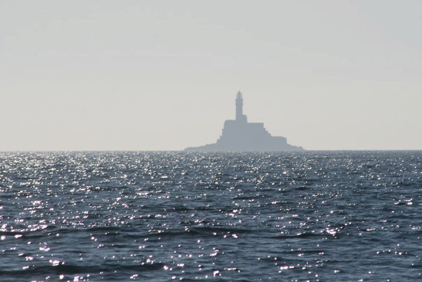 Je me suis inspiré de cette photo, prise au large du célèbre Fastnet, pour créer le logo de <a href="/BlueRockTEL/">BlueRockTEL</a> <a href="/BlueRockTEL_FR/">BlueRockTEL France</a>