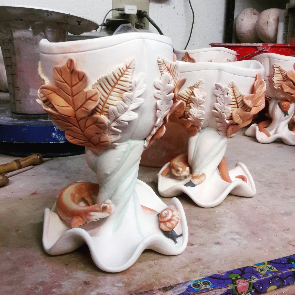 StasevichStudio's tweet photo. So my last post, I mentioned I was doing little details on these things that I was on the verge of NOT doing back when I thought I could get them into the October kiln. #glazingpottery #chalice #salamander #sculpturalceramics #functionalsculpture #natureart https://t.co/7qvwufwIDy