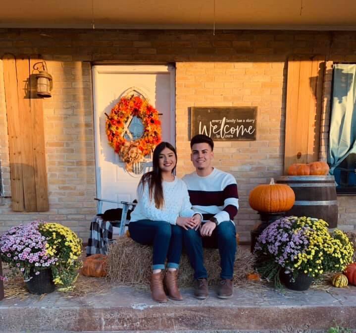 Beatrizuvalle19's tweet photo. I’m loving NOVEMBER next to my pumpkin❤️😍 #pumpkinpatch2020 https://t.co/RtRgpk1BaI