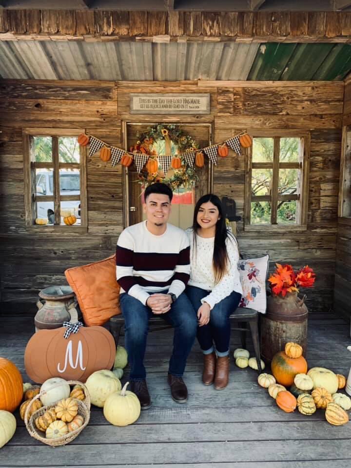 Beatrizuvalle19's tweet photo. I’m loving NOVEMBER next to my pumpkin❤️😍 #pumpkinpatch2020 https://t.co/RtRgpk1BaI