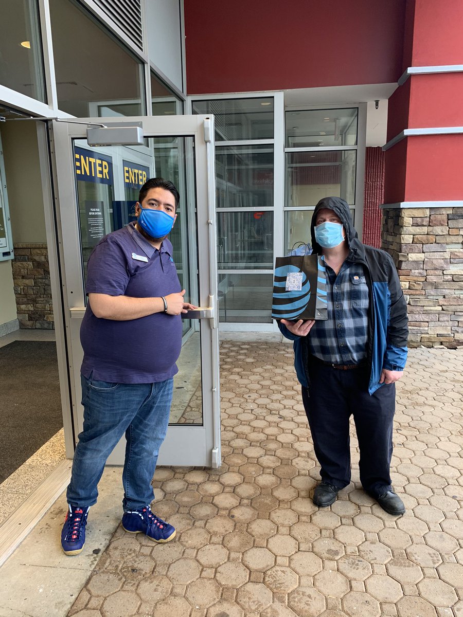 kevikev2019's tweet photo. Showing #thanks to our customers who came out to our stores #Thankful #attemployee #lifeatatt #FridayFeeling @Kennethleach85 @akwaymire @judy_cavalieri @TellezAshlee #simall https://t.co/LbRQ5xvtCV