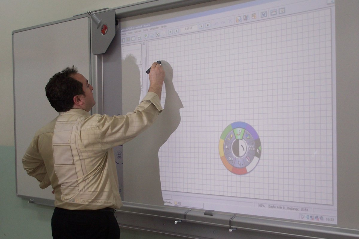 ANTÌ HATÂ PROGRAMINA AYARLI OLAN ÌNSANLAR !!
Bir gün bir öğretmen tahtaya şöyle yazdı:
9x1 = 7
9x2 = 18
9x3 = 27
9x4 = 36
9x5 = 45
9x6 = 54
9x7 = 63
9x8 = 72
9x9 = 81
9x10 = 90
Yazmayı bitirip sınıfa döndüğünde bütün sınıf ilk sırada yapmış olduğu hata yüzünden kendisine
