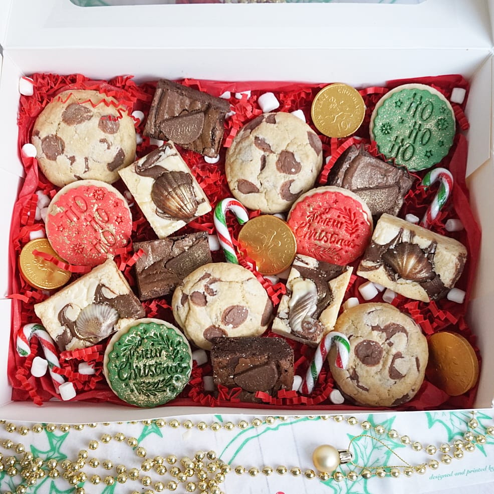 Emilys__Kitchen's tweet image. Christmas preorders open tomorrow 7pm!

Christmas Eve treat boxes:

🎄Chocolate Orange Brownies
🎄Guylian &amp;amp; Nutella Blondies
🎄Chocolate Chip Cookies
🎄Shortbread Biscuits
🎄Marshmallows, candy canes &amp;amp; chocolate coins

Collect from #Roath 23rd December
#cardiff #cardifffood