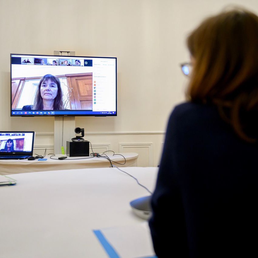 AdeMontchalin's tweet photo. 🙋‍♀️ Échanges riches avec les associations de femmes des ministères sur mon plan pour l’égalité professionnelle dans nos administrations.
Je relèverai le défi de la loi dès 2021 : 40% de femmes dans les postes dirigeants. Pas une de moins ! https://t.co/8QVl8mrrDl