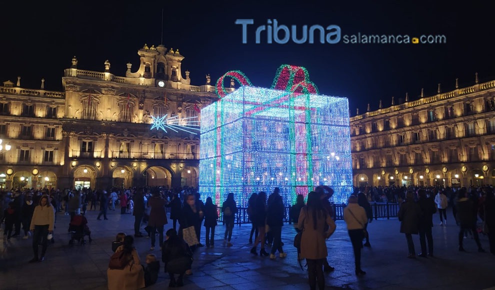 🎥🎥 VÍDEO | Salamanca inaugura su iluminación navideña con la Plaza Mayor repleta de público pese al Covid bit.ly/3kpLvmd