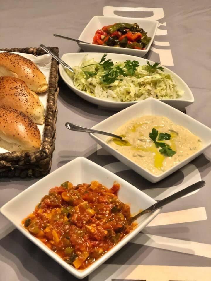 CaliforniaDeck0's tweet photo. So what's on the menu?
Anis rolls and salads.
Tuna cuts and beans in the sauce.
Chicken Basilan / Cinnamon on bulgur / figs and potatoes.
Chocolate cake and coffee cream.
Have a nice Friday🌹🌹 https://t.co/95klYiwH8b