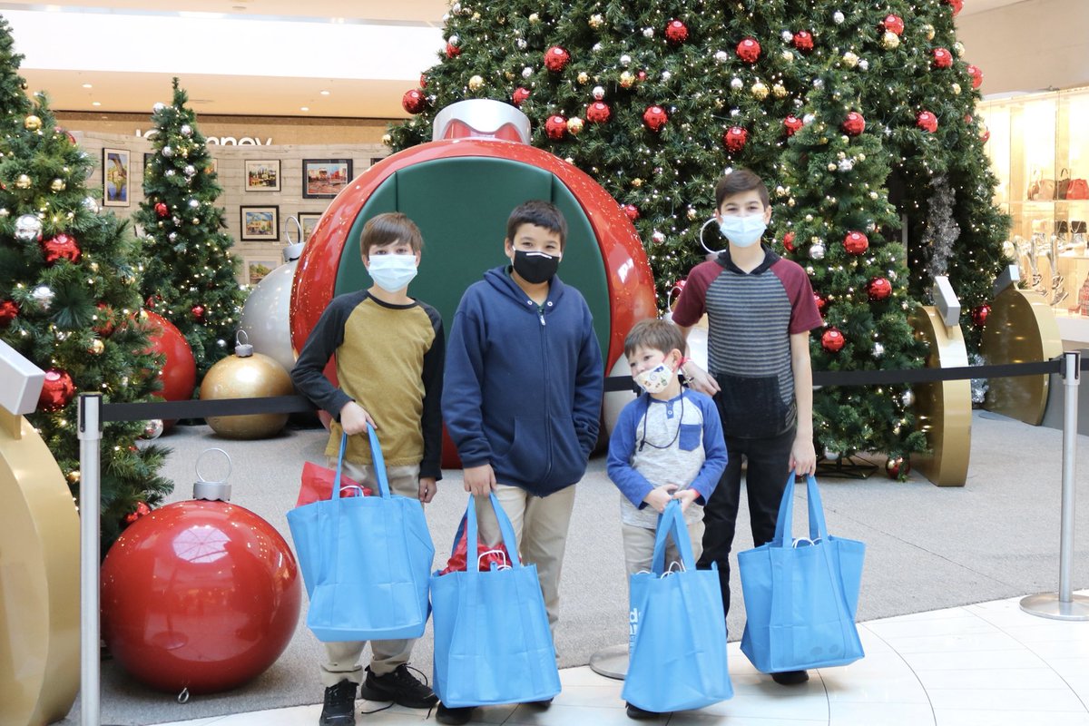 blogaboutitall's tweet photo. Checkout the Kids Market ⁦@GalleriaRsvl⁩ our boys had so much fun Christmas Shopping and learning to stick with their budget! 
⁦@visitplacer⁩
#familyfun #roseville #galleriamall #westfieldgalleria #family #thingstodoinroseville #blogaboutitall https://t.co/UCksvf05hF