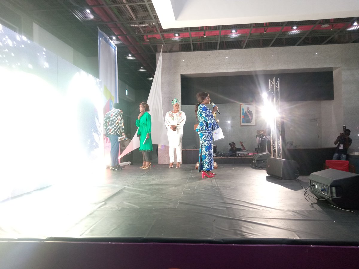 Artscd2's tweet image. Maman #Kalunga reçoit pour le compte de #Vuedeloin le #Prixlokumu du théâtre populaire
#soireedesarts2 #prixlokumu #RDCongo