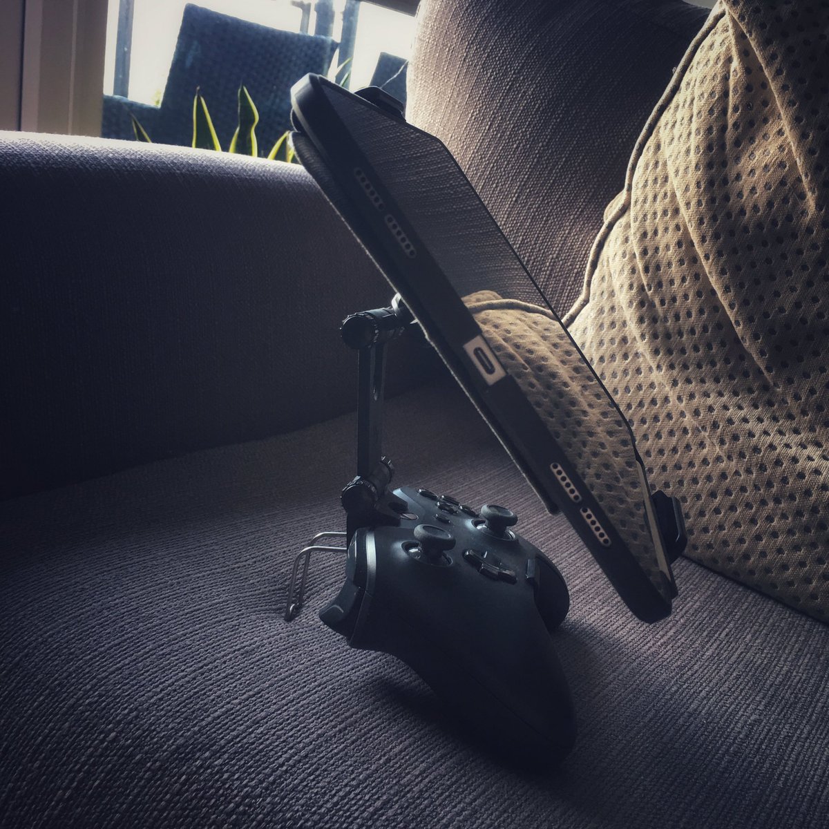 niallobr's tweet image. Finally found a controller mount to fit my iPad Pro 😀 #Xbox #xcloud #remotestreaming