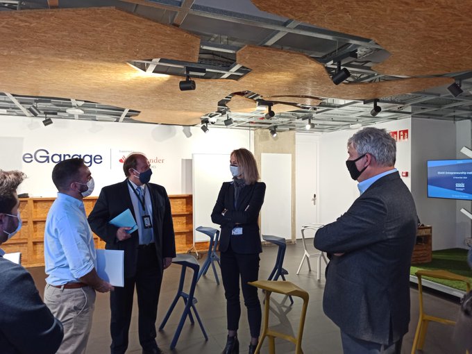 esadeEEI's tweet photo. Ha sido un placer recibir a @franciscopolo, Alto Comisionado para España Nación Emprendedora en @ene_gob #ramblainnovacion🚀
Le hemos explicado iniciativas del EEI #eWorks y #eGarage, que hacen que @ESADE sea referente en #emprendimiento e #impactosocial
Gracias por visitarnos👏 https://t.co/0zYbv3wz2Y