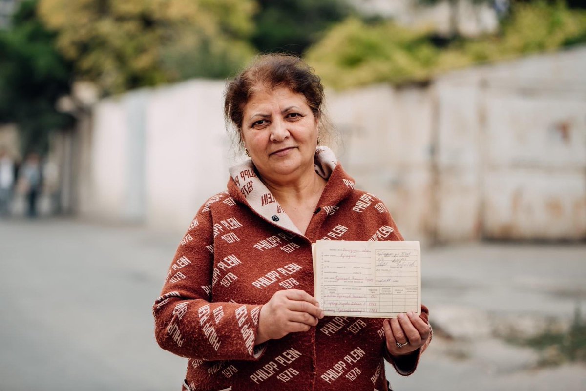 Kheyransa_Musa's tweet photo. This 50 years old lady, Hasanova Gultaj Bahram gizi is from Jabrayil district.  She still keeps the documents of her house and is waiting for the day when she will return home.

#1MillionAzerbaijaniRefugees https://t.co/ofvYaSp4lb