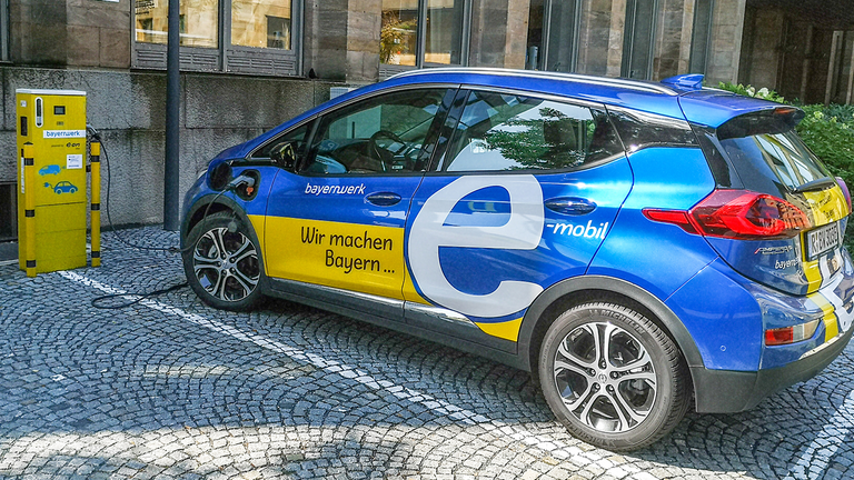 IndustryWeek's tweet photo. Time for a serious US electric vehicle #manufacturing strategy https://t.co/iIuTrm3pPu https://t.co/vBAW8gzm8b