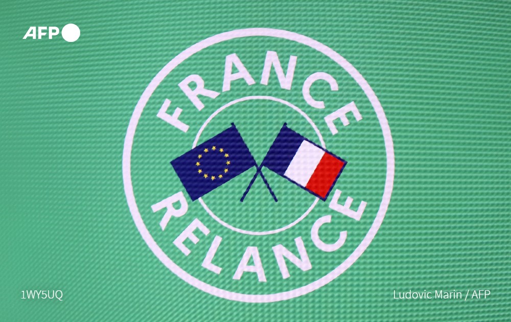 afpfr's tweet photo. 150 élus lancent aujourd'hui à Emmanuel Macron dans lequel ils demandent que 1% des 100 milliards d'euros du plan de relance soit sanctuarisé pour les "territoires en décrochage", dont la "détresse sociale et économique" a été accentuée par la crise sanitaire #AFP https://t.co/COP442HCcA