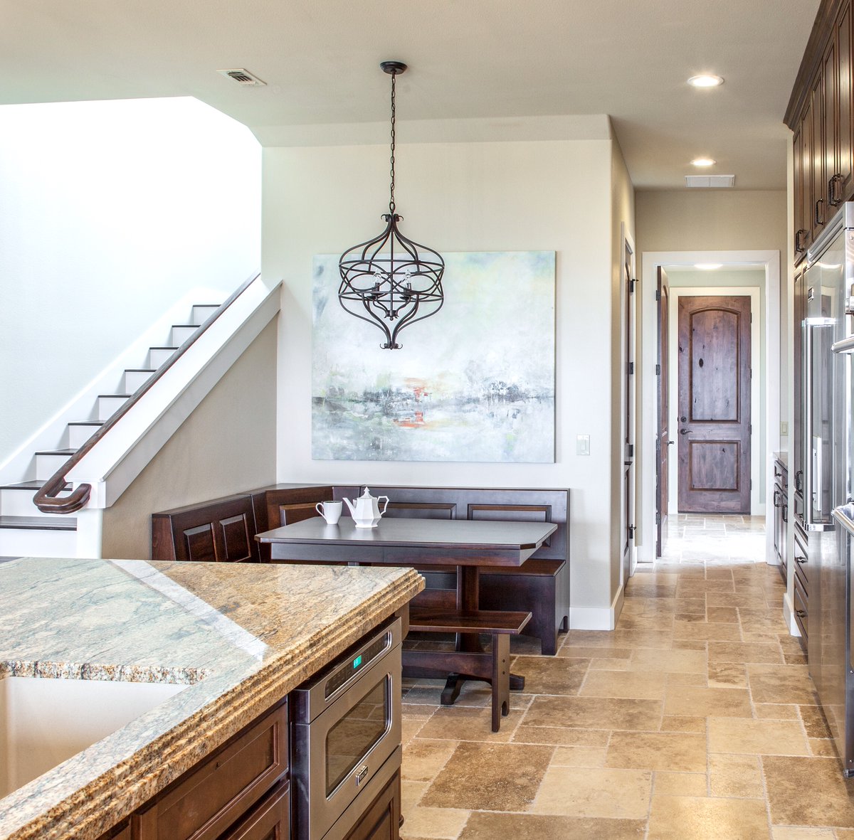 BellaVillaDsn's tweet photo. We pride ourselves in bringing sophistication to every nook. No corner is left untouched! #interiordesign #interiordesignatx #atx #austin #austintx #austintexas #breakfastnook #banquette #breakfastarea #design  #kitchen #kitchendesign #bellavillads  #bellavilla #atxdesign https://t.co/6WP3mEQ3Gy