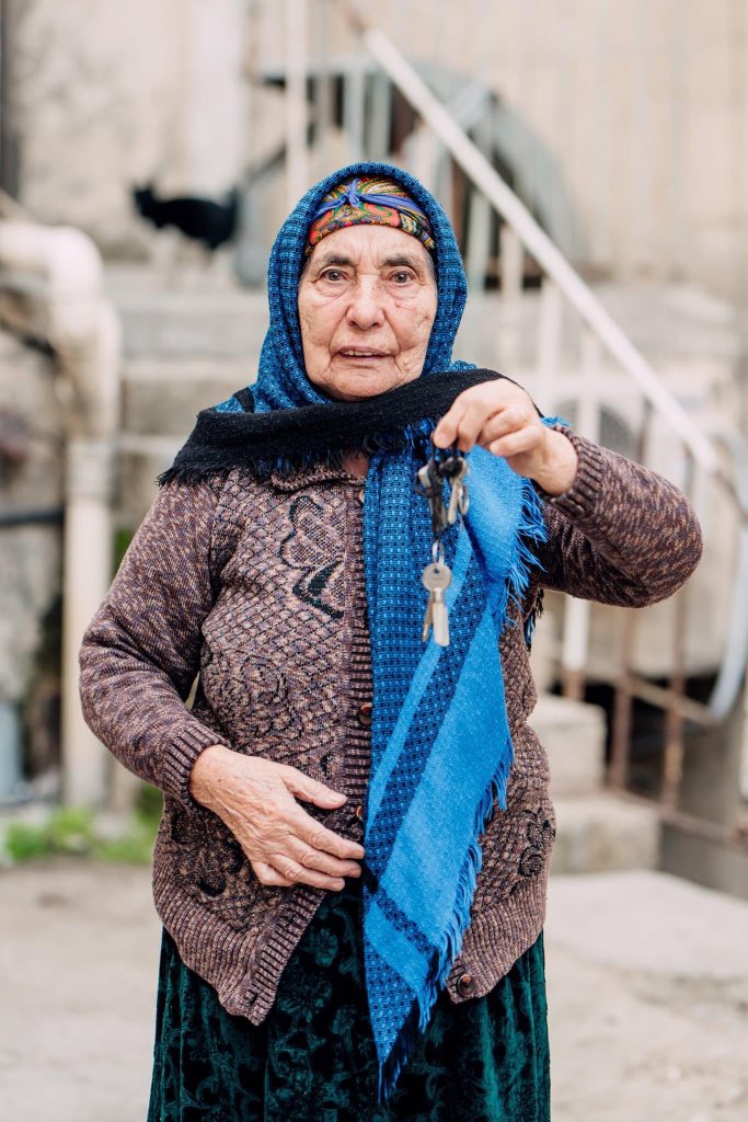 Kheyransa_Musa's tweet photo. This 78 years old lady, Safguliyeva Basti Nabi gizi is from Lachin. She is forced to flee from her hometown but kept the keys of her house for 28 years. 

It's time to Armenians return houses to their real owners. 

#1MillionAzerbaijaniRefugees https://t.co/GsF4jBr34o