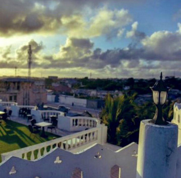 Somal_26's tweet image. مقديشو تتنفس الصعداء بعد حرب طويلة سرقت منها كل ألقابها الجميلة

أهلاً بكم جميعاً في #الصومال الجديدة