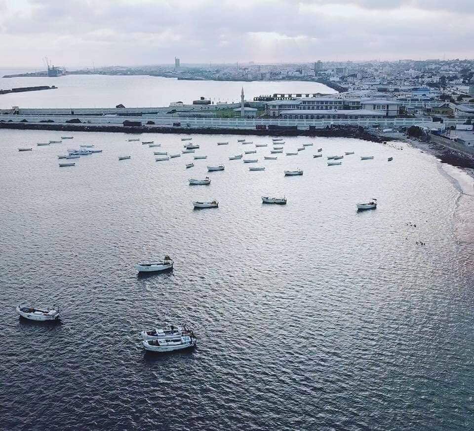 Somal_26's tweet image. مقديشو تتنفس الصعداء بعد حرب طويلة سرقت منها كل ألقابها الجميلة

أهلاً بكم جميعاً في #الصومال الجديدة