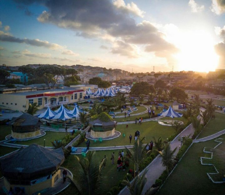 Somal_26's tweet image. مقديشو تتنفس الصعداء بعد حرب طويلة سرقت منها كل ألقابها الجميلة

أهلاً بكم جميعاً في #الصومال الجديدة