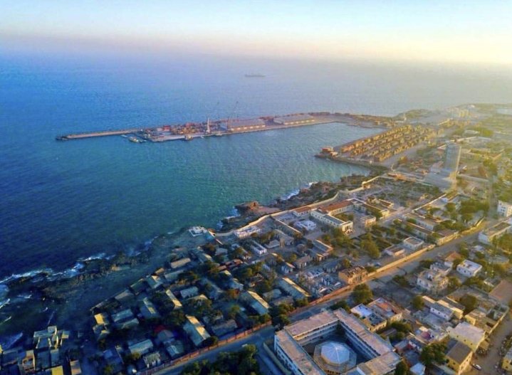 Somal_26's tweet image. مقديشو تتنفس الصعداء بعد حرب طويلة سرقت منها كل ألقابها الجميلة

أهلاً بكم جميعاً في #الصومال الجديدة