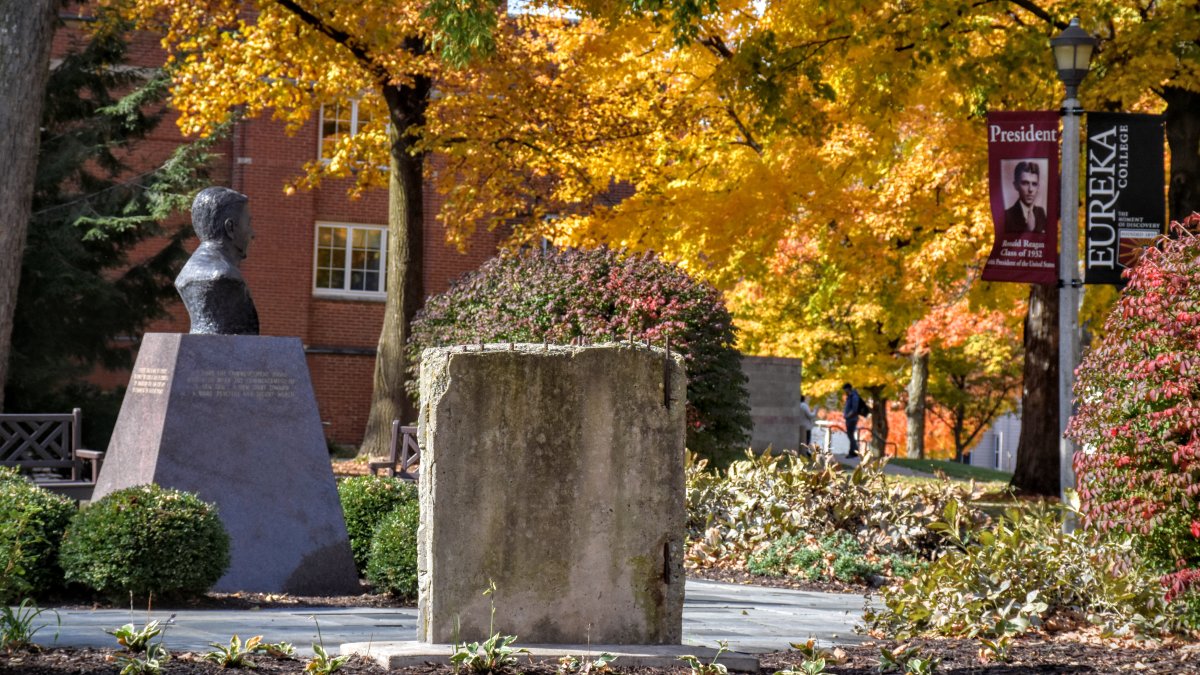 We are proud to introduce the 2020 Eureka Athletics Hall of Fame class.

Jacob Carls '15, Kevin Davis '06, Sarah Deakin '06, Sam Durley '15, Clay McConkey '10, Stephanie Mullens Hampton '96 and the 2004-05 women's basketball team have been elected.

📰: bit.ly/3noclxa