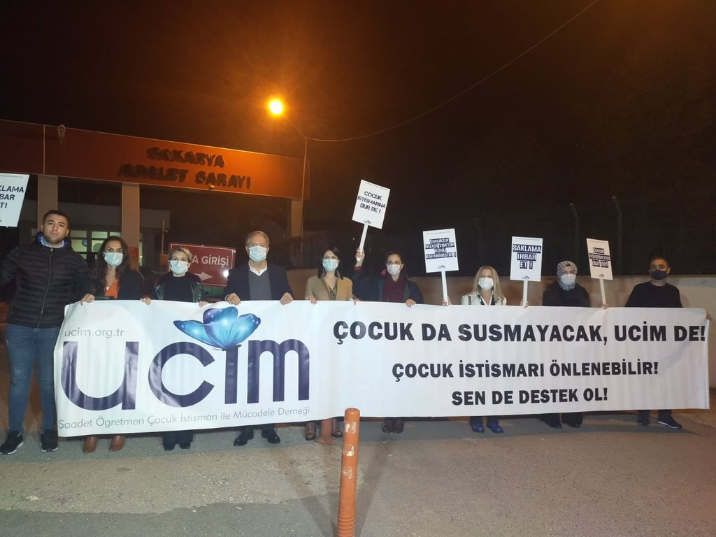 Sakarya’da Çocuğumuzun davası 26 Şubat Saat 10:00 tarihine ertelendi . İstismarcı davayı istismardan çekip siyasi ve politik bir şekle getirmeye çalıştı ama çocuk tüm ayrıntılarıyla İstismarı anlattı <a href="/ucimorgtr/">UCİM</a> <a href="/yucelceylancom/">Yücel Ceylan</a> <a href="/aaemel/">ydgnml</a> <a href="/minelirana/">Mine Rana Kahramanoğlu</a> @CekicCandan
