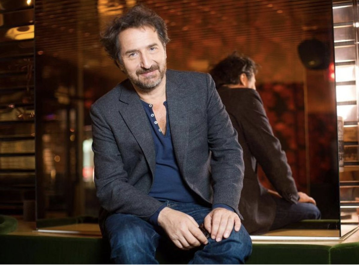 Edouard Baer revient de nouveau sur France Inter
Jusqu’à Noël, le comédien multicarte va relancer 
« Lumières dans la nuit » le samedi soir de 21 heures à 23 heures.👉👉 bit.ly/32Z4sGP <a href="/le_Parisien/">Le Parisien</a> 💫