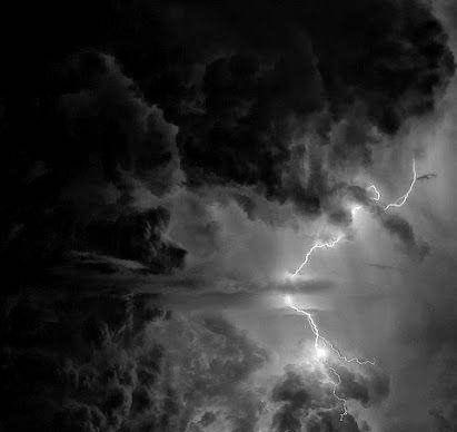 TheRainyClouds's tweet photo. .

ما مَرَّ بَرقٌ في فُروجِ غَمامَةٍ
إلّا وَأعدى القلبَ بالخَفَقانِ

وإذا تحَرَّكَت الرياحُ تحَرَّكَت
بينَ الضلوعِ غَوامِضُ الأَشجانِ

الشّريف الرّضي
. https://t.co/HxKk7qpDju
