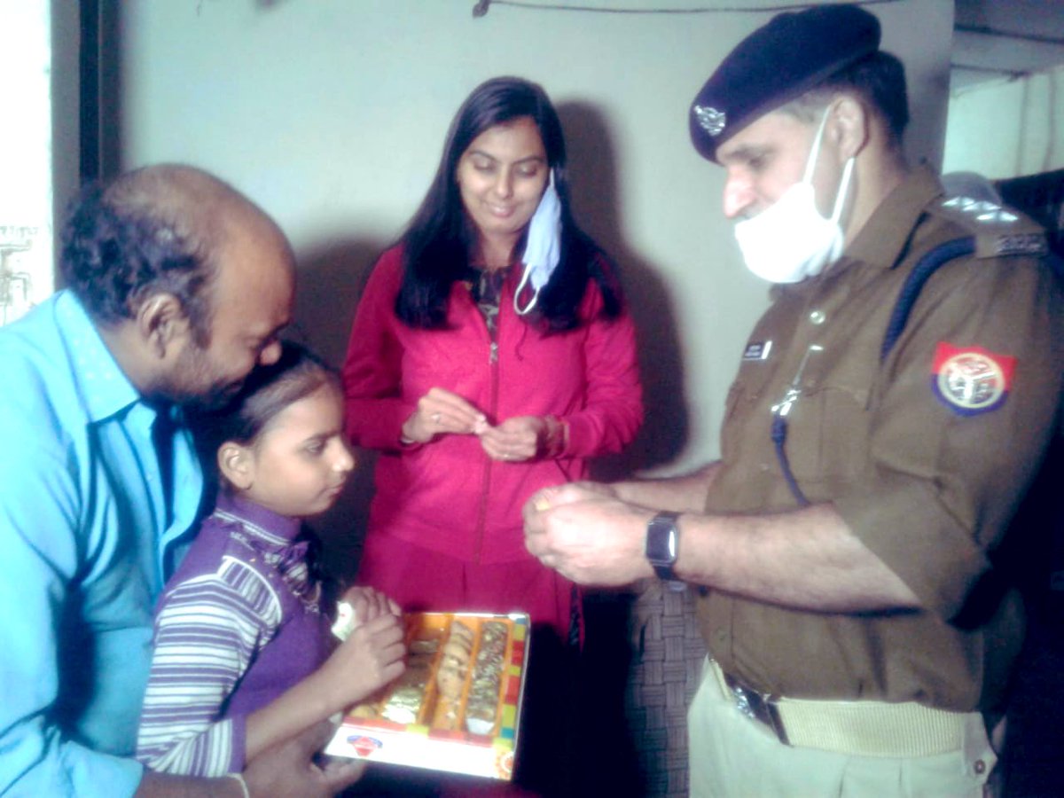 मुख्यमंत्री जी का स्पष्ट निर्देश है कि पुलिस हर किसी से संवेदनशीलता से पेश आए, मुख्यमंत्री जी ने सभी वरिष्ठ अधिकारियों को रात में ही पटाखा कारोबारी के परिवार के बीच जाने के आदेश दिए,मुख्यमंत्री जी की पहल से इस परिवार की दीपावली खुशहाल और यादगार हो गई।