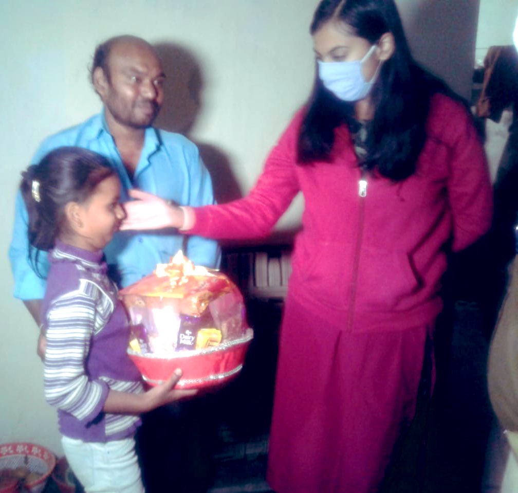 मुख्यमंत्री जी का स्पष्ट निर्देश है कि पुलिस हर किसी से संवेदनशीलता से पेश आए, मुख्यमंत्री जी ने सभी वरिष्ठ अधिकारियों को रात में ही पटाखा कारोबारी के परिवार के बीच जाने के आदेश दिए,मुख्यमंत्री जी की पहल से इस परिवार की दीपावली खुशहाल और यादगार हो गई।