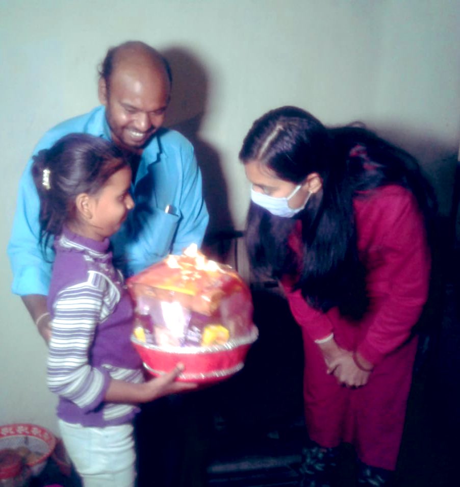 मुख्यमंत्री जी का स्पष्ट निर्देश है कि पुलिस हर किसी से संवेदनशीलता से पेश आए, मुख्यमंत्री जी ने सभी वरिष्ठ अधिकारियों को रात में ही पटाखा कारोबारी के परिवार के बीच जाने के आदेश दिए,मुख्यमंत्री जी की पहल से इस परिवार की दीपावली खुशहाल और यादगार हो गई।