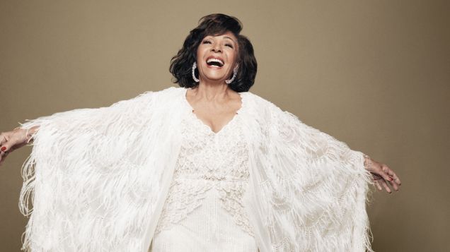 Going out with a bang! 🎊 Dame @ShirleyBassey’s final album scores a Top 5 debut, making her the first female artist to claim UK Top 40 albums in 7 consecutive decades: bit.ly/36yHabx