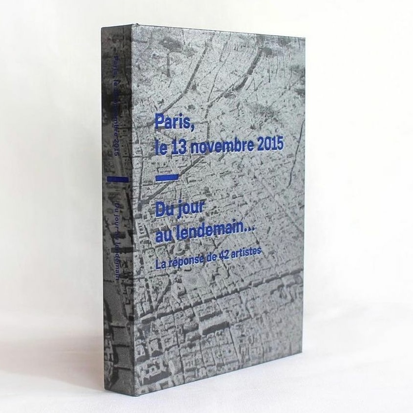 arnosantactu's tweet photo. Aujourd'hui sort ce livre hommage, dans lequel @arnosantamaria signe un article aux côtés de 41 autres artistes.
Livre à acheter auprès de l'Association @13onze15. Pour ne pas oublier. 🙏
https://t.co/NQklPvU8Er https://t.co/U8JmrvZkQu
